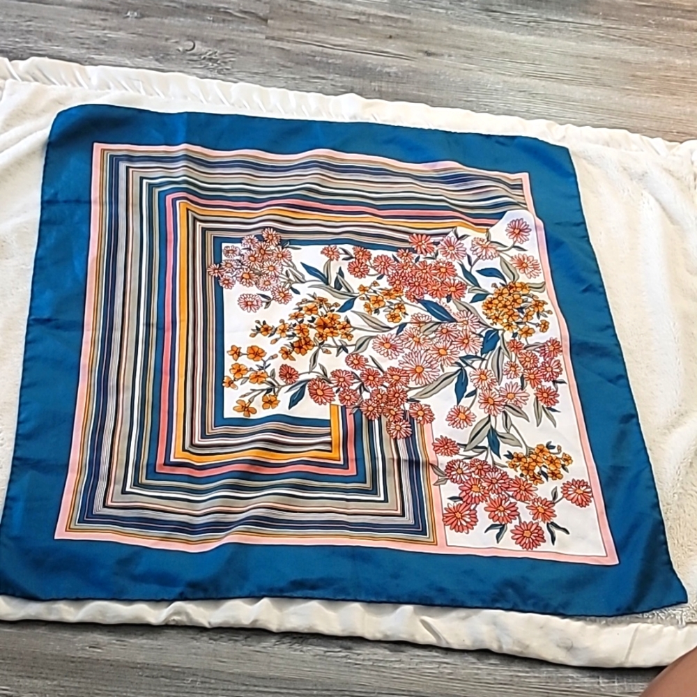 Beautiful Scarf - Picture 5 of 7